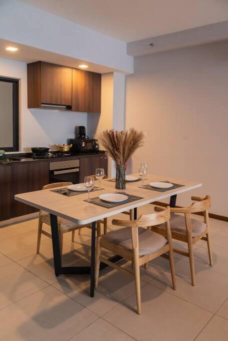 Deluxe Seaview Suite Twin Bed By The Only Bnb Tanjung Tokong Ngoại thất bức ảnh